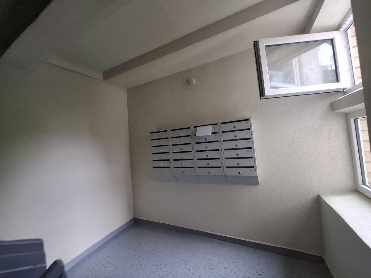 Atnaujintas holas ir pašto dėžučių zona Laimos g.