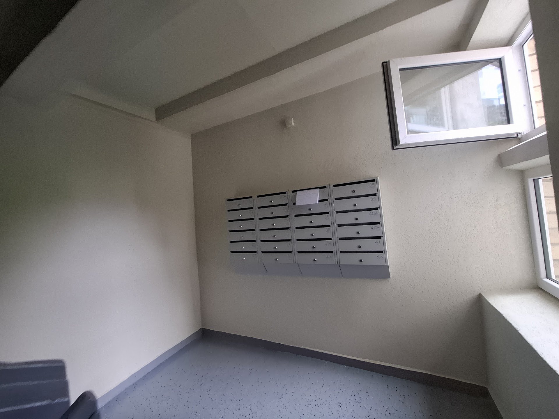 Atnaujintas holas ir pašto dėžučių zona Laimos g.