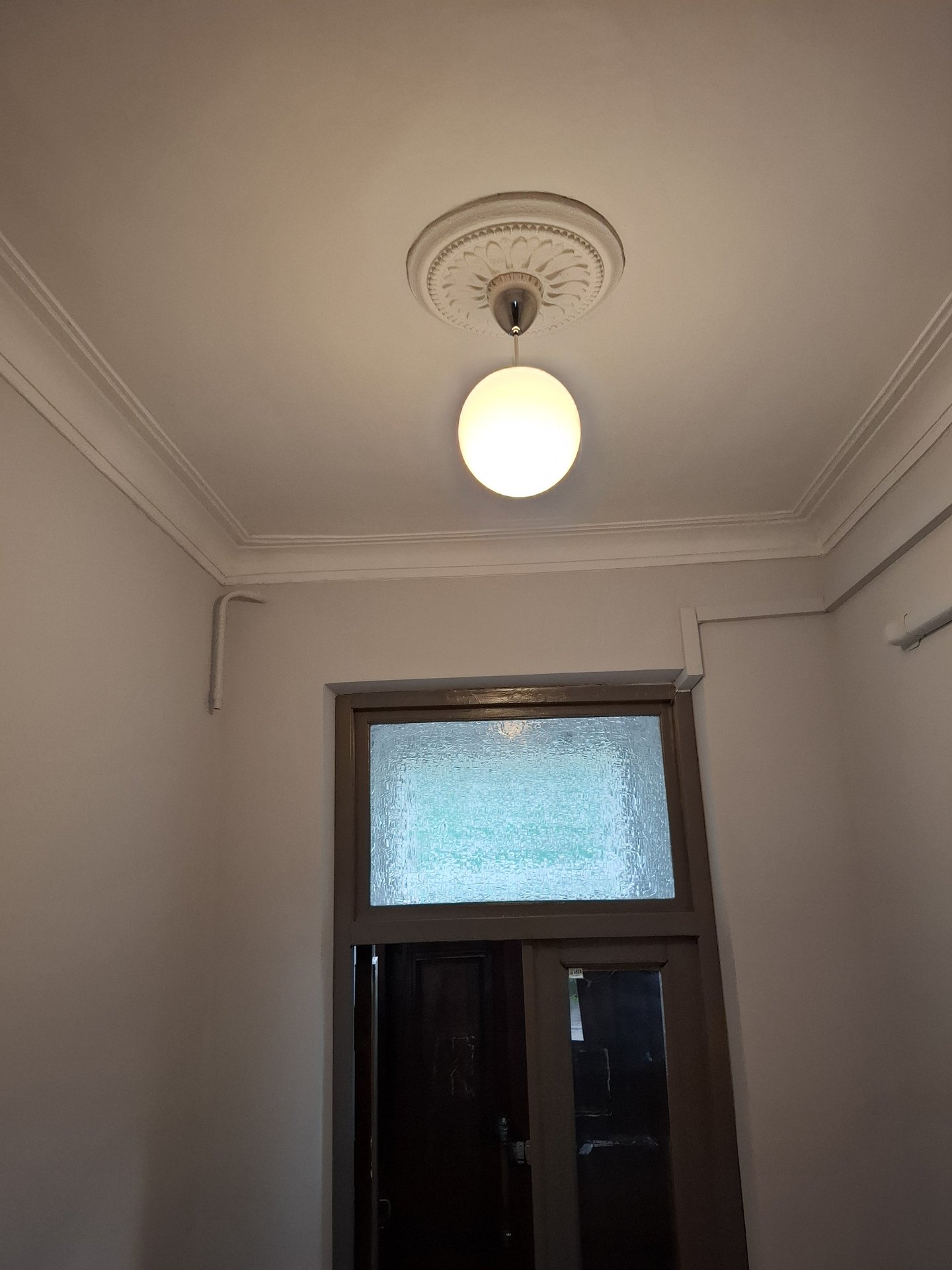 Pamėkalnio g. laiptinės durų ir lubų detalės