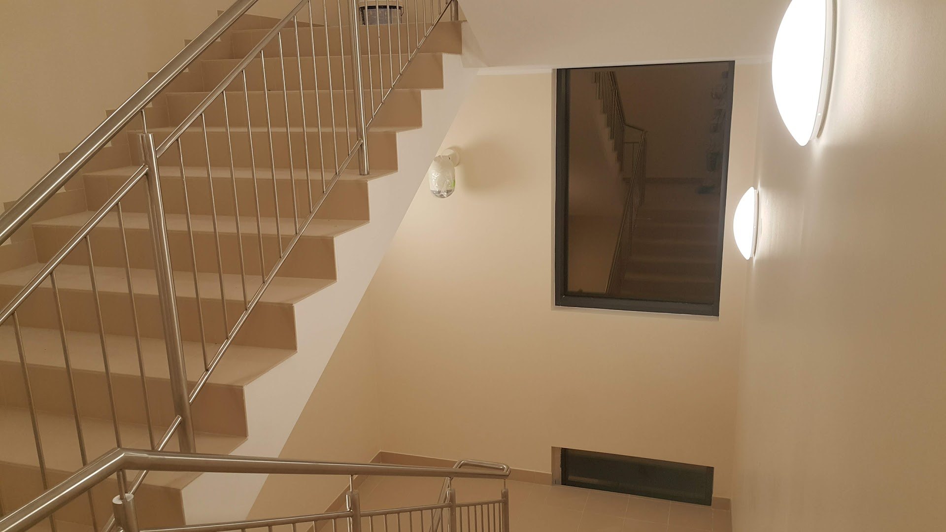 Užbaigtos laiptinės laiptai ir šviesios sienos Klaipėdoje
